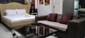 Kandi Grosvenor Modern Studio Unit E-14