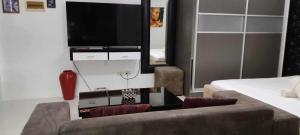 Kandi Grosvenor Modern Studio Unit E-14