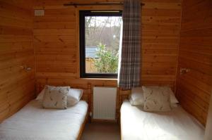 Woodland Oak Log Cabin, by Meall nan Tarmachan