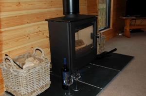 Woodland Oak Log Cabin, by Meall nan Tarmachan