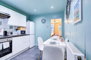 Cosy Cottage Fireplace Patio Pet Train Stn