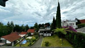 X7 VILLA 8 people Istana Bunga Lembang by YourHome