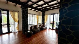 X7 VILLA 8 people Istana Bunga Lembang by YourHome