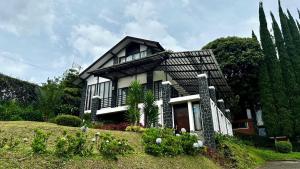X7 VILLA 8 people Istana Bunga Lembang by YourHome