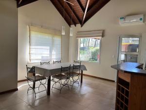 Casa luminosa con amplio parque en zona tranquila