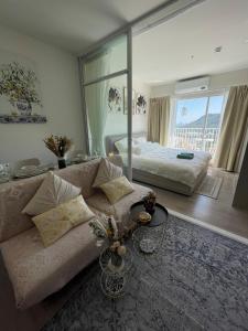 One Bedroom Apartment with Sea and Mountain View