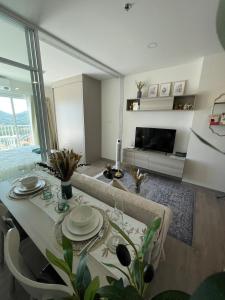 One Bedroom Apartment with Sea and Mountain View