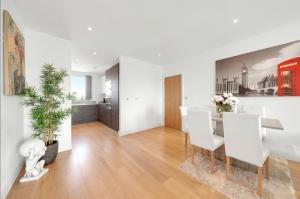 Luxury Riverside 3-Bed Apartment with En-Suite Bathrooms & Balcony