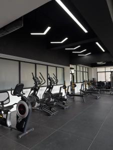 Serene Hideaway, 1 BR- Balcony, Heated Pool, Gym & Walk to Yaya