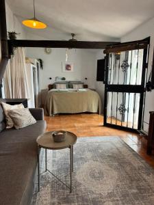 Charmante casita met veranda en zwembad op een kleinschalige olijf Finca