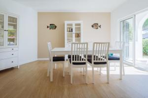 Top renoviertes Reihenhaus mit Pool und Meerzugang