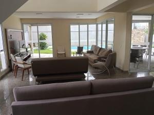 Close to the beach, 5 suites, 20 people or more, pool