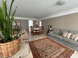 Apartamento grande e confortável a poucos passos da praia central