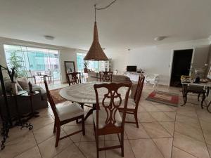 Apartamento grande e confortável a poucos passos da praia central