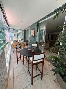 Apartamento grande e confortável a poucos passos da praia central