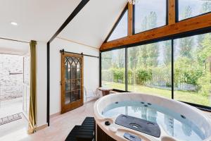 Maison du Passeur du XVIII siècle, classée, Authenticité et Confort avec Jardin SPA en option, proche Giverny, 1 heure de Paris