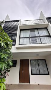 Laguna Cozy 3 bedroom town house 800m to beach