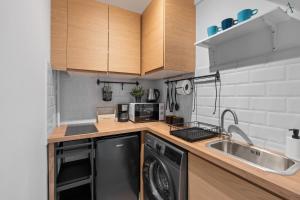 Downtown comfort studio near attractions