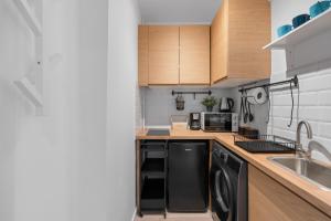 Downtown comfort studio near attractions