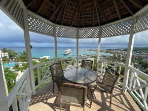 OceanBreeze Jamaica Penthouse, 7-Minute Walk to Beach