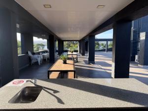 Moderno Depto 2 dormitorios frente al lago Pileta asador garage