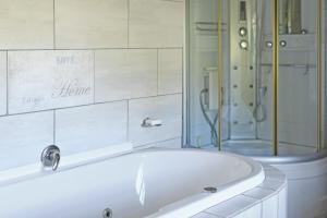 Mawethu on Mead Guesthome with Covered pool and Garden