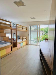 Casa com piscina, cine, churrasqueira 80m da praia