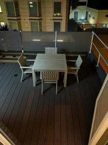 Timeless Retro Nest Spacious 1bedroom Duplex apartment with balcony in Shoreditch