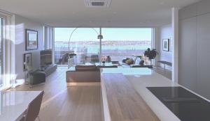 Luksustason kolmen makuuhuoneen lomahuoneisto meren äärellä