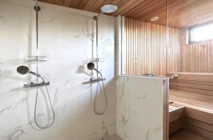 Luksustason kolmen makuuhuoneen lomahuoneisto meren äärellä