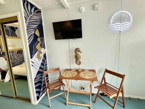 Cozy condo steps from the ocean and Seacrets