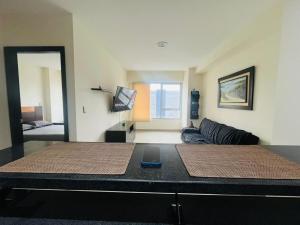 Suite next to Vermont Plaza with Pool and Gym