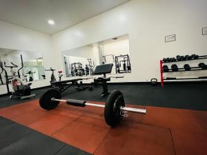 Suite next to Vermont Plaza with Pool and Gym