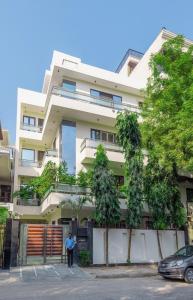 Hello Sunshine 3 Bedroom Apartment with lift and Balcony View