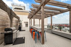 Chic High Rise Apt Lux Loft with Pool,Deck & Gym