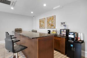 Chic High Rise Apt Lux Loft with Pool,Deck & Gym