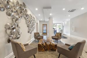 Chic High Rise Apt Lux Loft with Pool,Deck & Gym