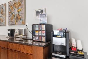 Chic High Rise Apt Lux Loft with Pool,Deck & Gym