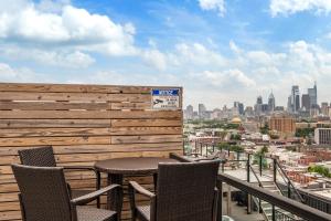 Chic High Rise Apt Lux Loft with Pool,Deck & Gym