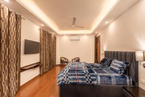 Hello Sunshine 3 Bedroom Apartment with lift and Balcony View