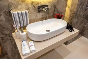 Hello Sunshine 3 Bedroom Apartment with lift and Balcony View