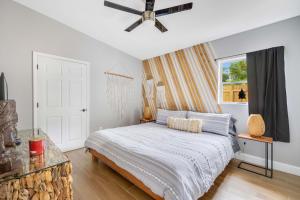 Fireplace and Lake View Just 10 Minutes to Downtown Near Parks