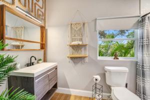 Fireplace and Lake View Just 10 Minutes to Downtown Near Parks