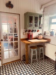 Lofthouse - secluded quirky cottage with sea views!