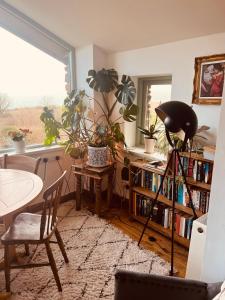 Lofthouse - secluded quirky cottage with sea views!