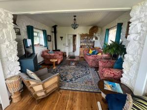 Lofthouse - secluded quirky cottage with sea views!