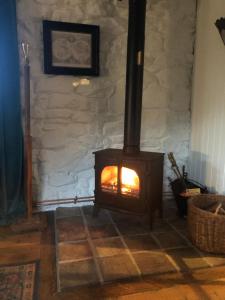 Lofthouse - secluded quirky cottage with sea views!