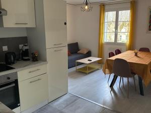 Pierre et Lumière - Appartement avec vue sur léglise romane