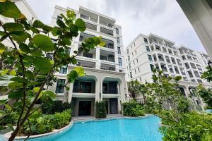 Title Legendary suite pool view E301