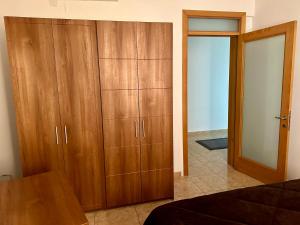 May Flower: Modern Flat close to AirportBus Stops